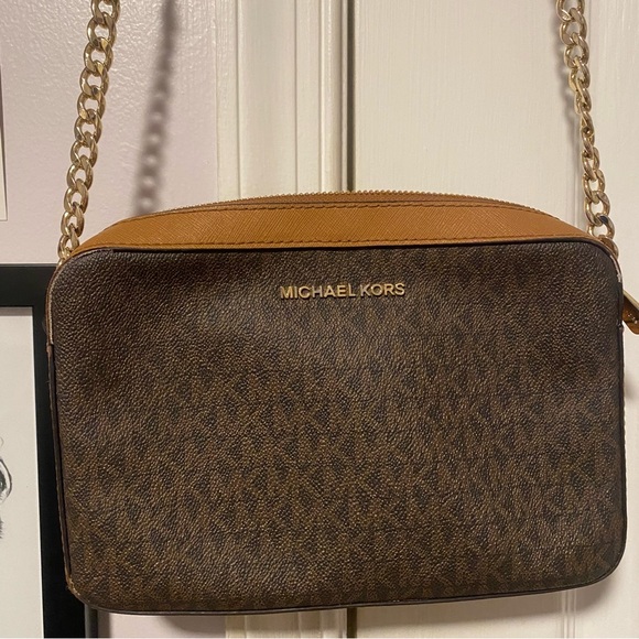 🤍 Micheal Kors Crossbody Bag 🤍 - Picture 1 of 5